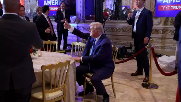 El ex presidente de los Estados Unidos, Donald Trump, hace gestos durante un evento de la noche de las elecciones en Mar-a-Lago el 8 de noviembre de 2022 en Palm Beach, Florida. Trump se mezcló con sus partidarios mientras la nación espera los resultados de la votación en las elecciones de mitad de período.