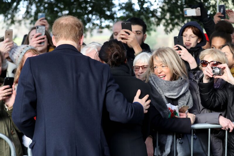 Príncipe Harry con Meghan Markle visitando el Castillo de Cardiff.