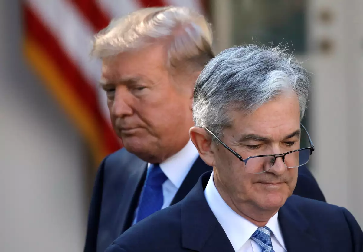 El presidente de los Estados Unidos, Donald Trump, observa cómo Jerome Powell, su candidato para convertirse en presidente de la Reserva Federal de los Estados Unidos, se mueve al podio en la Casa Blanca en Washington, Estados Unidos, el 2 de noviembre de 2017.