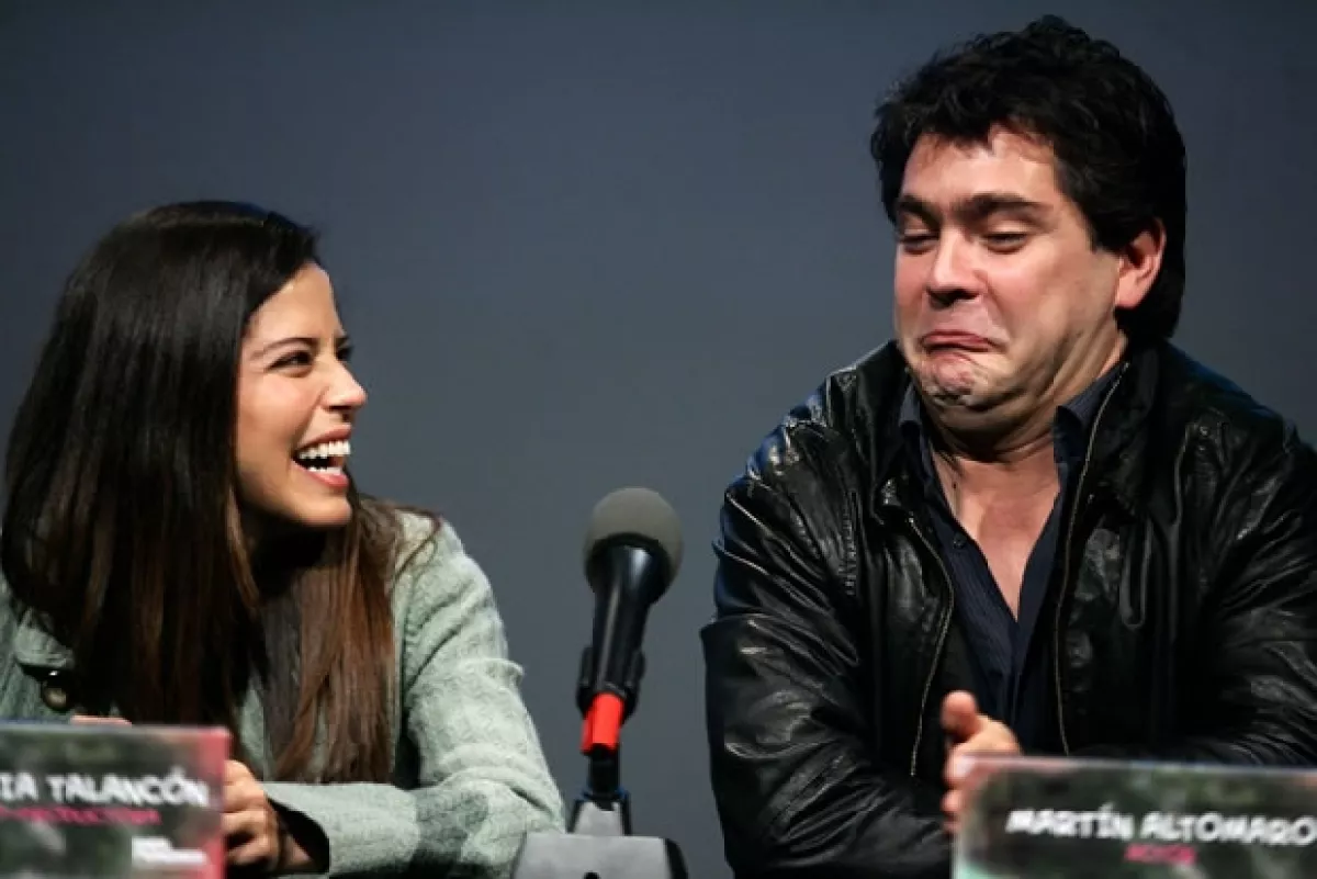 Ana Claudia bromeó con su coprotagonista, Martín Altomaro.