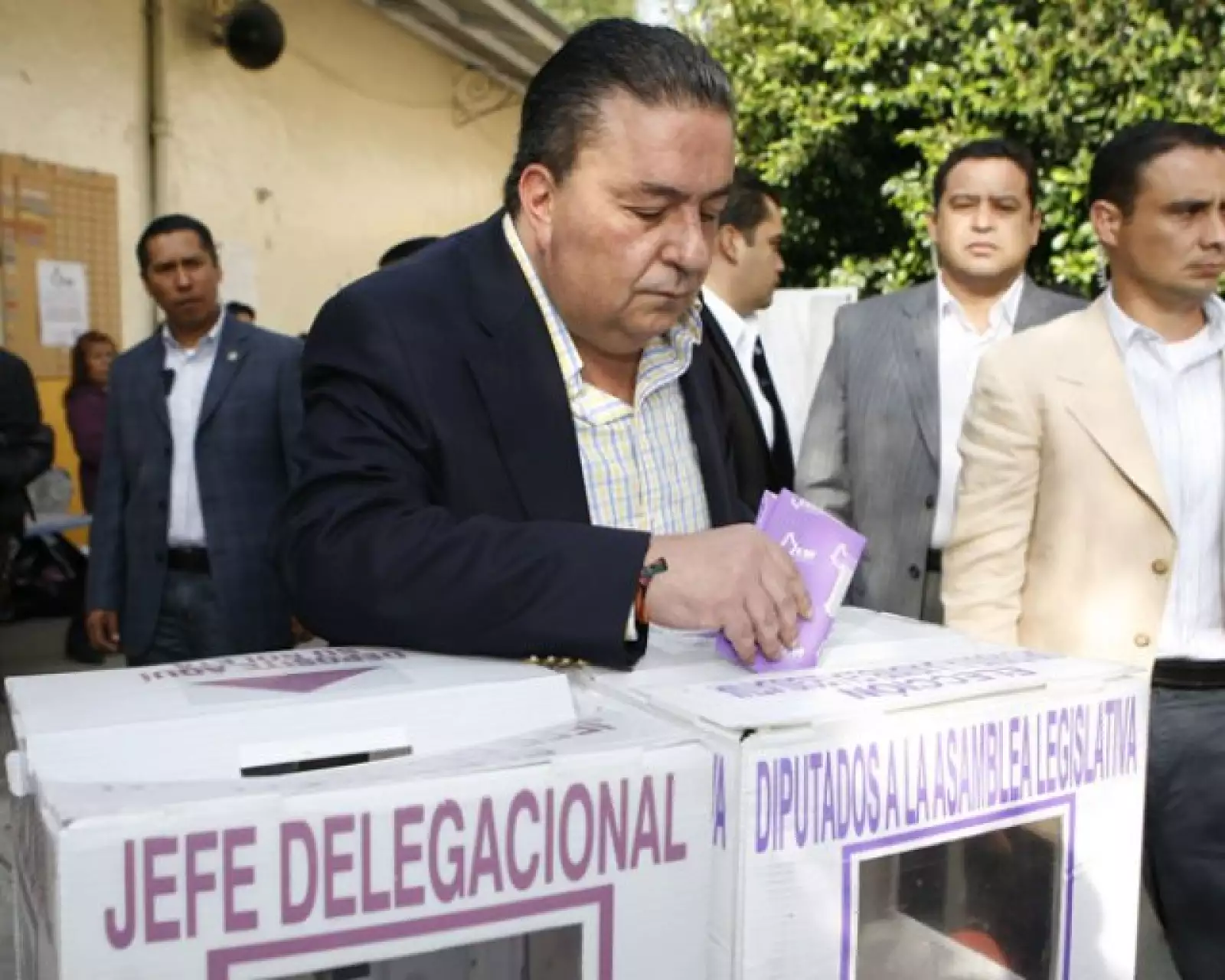 El secretario de Gobernación, Fernando Gómez Mont en el momento de emitir su voto en la casilla 3471 en la colonia San Ángel, al sur de la ciudad de México.