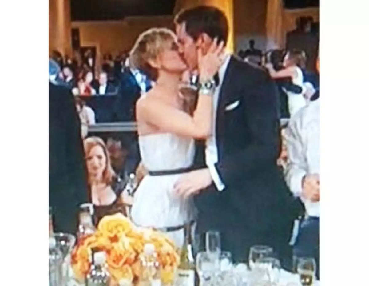 Lo primero que hizo la joven después de anunciarse que se ganó el premio a Mejor Actriz de Reparto, fue besar a su novio Nicholas Hoult.