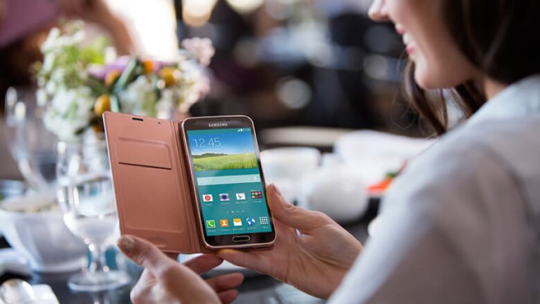 El equipo es resistente al agua y al polvo. “Canta todo tu playlist en la ducha”, dice Samsung.