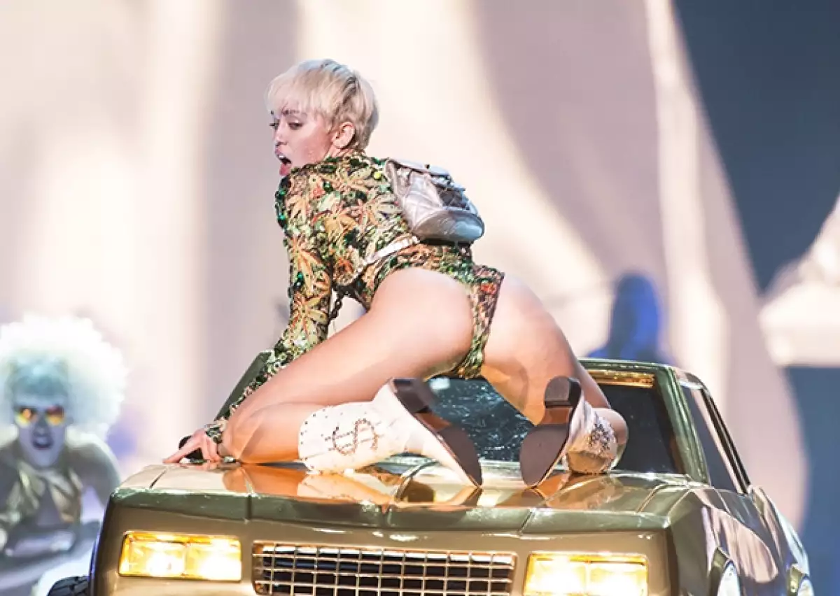 Con un leotardo con estampado de hojas de mariguana terminado en tanga y movimientos sugerentes, la cantante dio un show pasado de tono como parte de su gira "Bangerz" en Canadá.