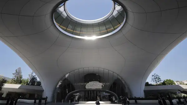 Visitantes se reúnen en el nuevo Lucas Museum of Narrative Art. Fundado por el cineasta George Lucas y su esposa Mellody Hobson, y diseñado por el arquitecto Ma Yansong, se presenta como el "primer museo dedicado a la tradición humana universal de la narración visual". 