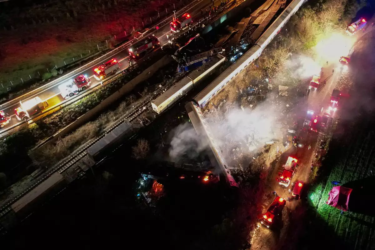 El lugar de un accidente, donde chocaron dos trenes, se ve cerca de la ciudad de Larissa, Grecia, el 1 de marzo de 2023.