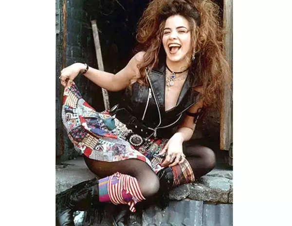 Gloria Trevi en la década de los 90 cuando cantaba `Pelo suelto´ y usaba medias rotas.