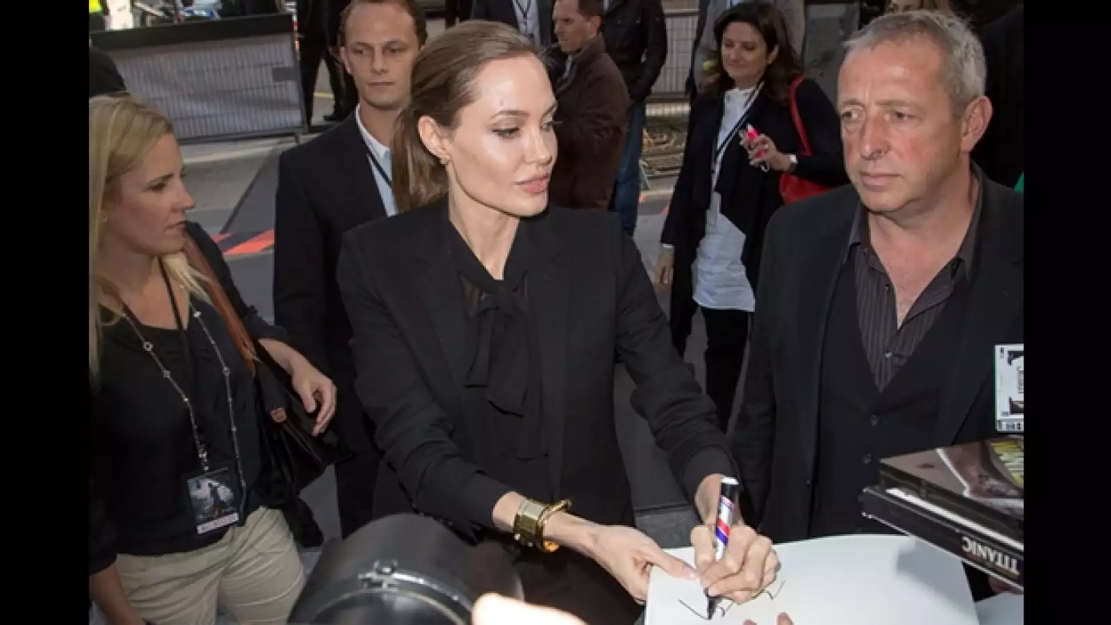 jolie da un autografo con la mano izquierda