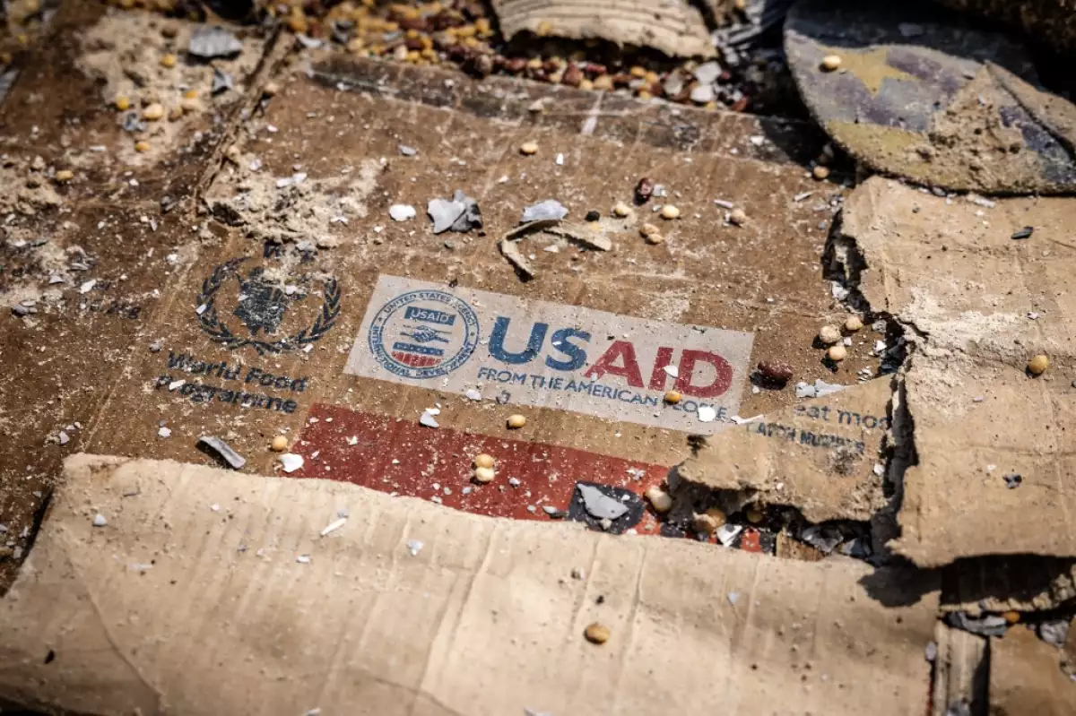 Un logotipo de USAID es visible en una caja en medio de los restos dispersos de cajas y materiales dejados por los saqueadores después de un vandalismo y saqueo generalizados después de los enfrentamientos en el almacén del Programa Mundial de Alimentos (PMA) en Bukavu el 21 de febrero de 2025.