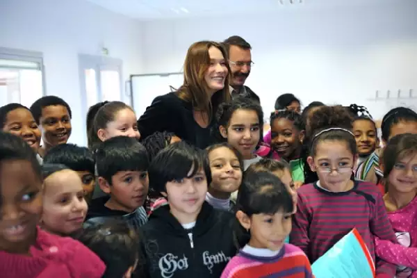 Carla Bruni escuchó cantar a los alumnos.