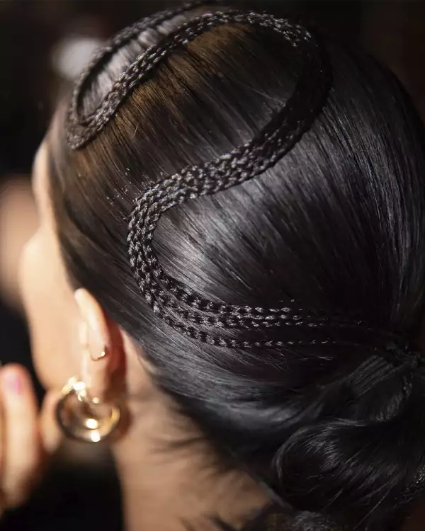 christian-siriano-trenza-en-s-peinado-temporada-pasarela-trenza-dyson-corrale-supersonic-boquilla-look-estilo-elegante-2021.jpg