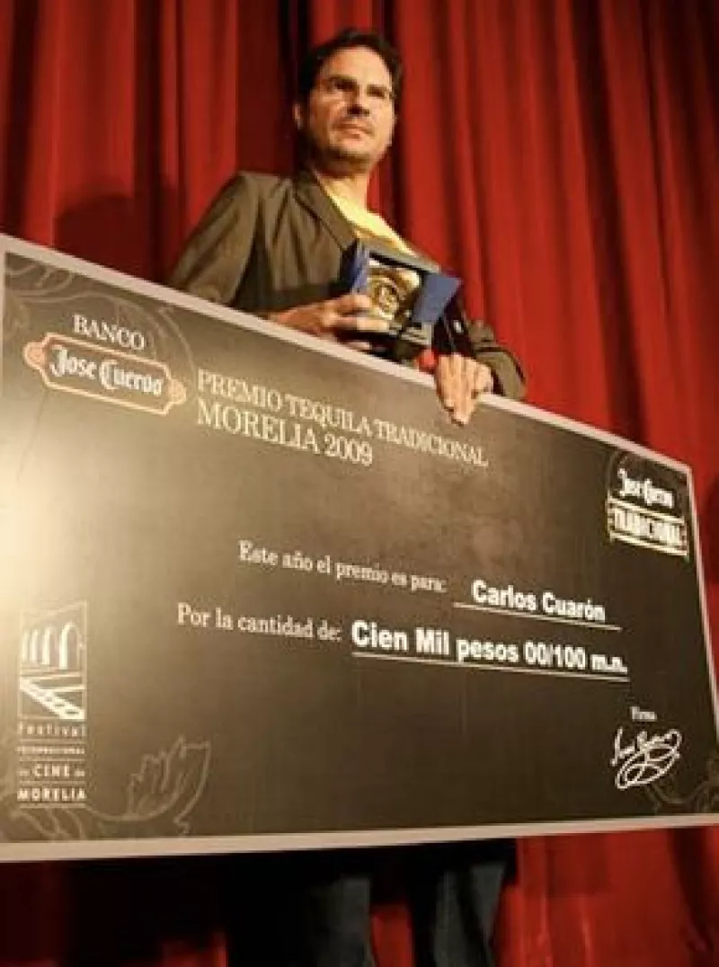 El cineasta se hizo acreedor este año al premio Tradicional que entrega la Casa Cuervo a lo más relevante del cine nacional.