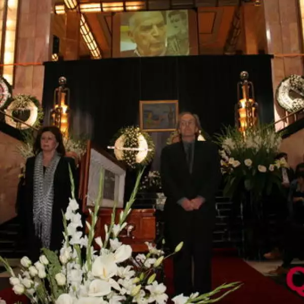 Teodoro González de León, Eugenia Sarre