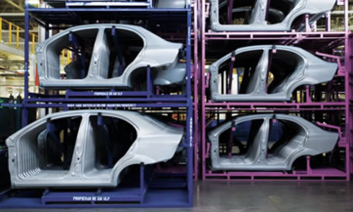 Uno por uno. En los últimos años México se convirtió en el gran maquilador de automóviles de América Latina, pero el verdadero valor agregado está en el diseño y la ingeniería de los vehículos. (Foto: Carlos Aranda / Mondaphoto)