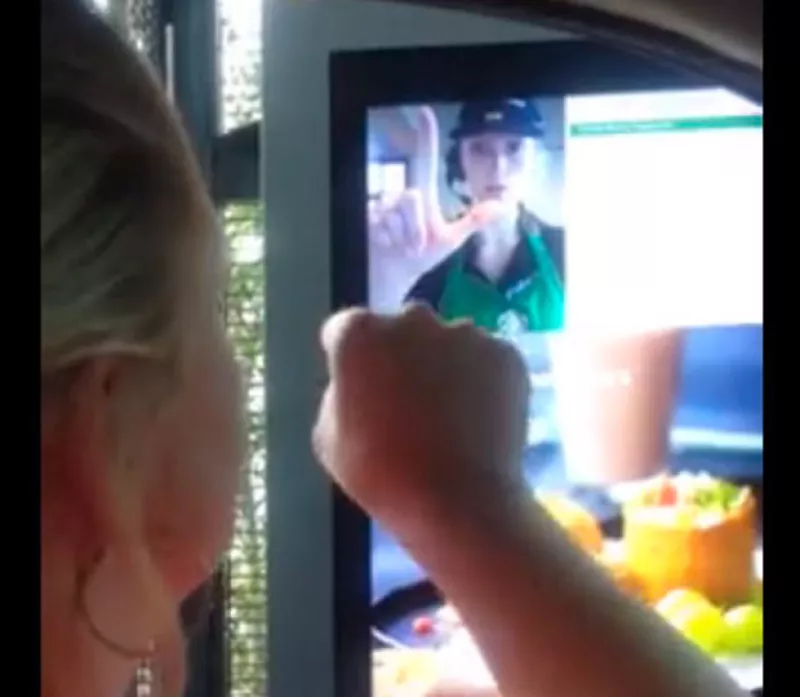 La cadena de café más popular a nivel mundial poco a poco está implementando un sistema para mejorar la comunicación de sus trabajadores con sus clientes, especialmente para aquellos con discapacidad.