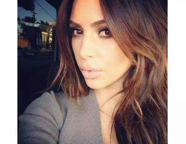 Este fin de semana, Kim mostró en Instagram que regresó a su tono original de pelo.