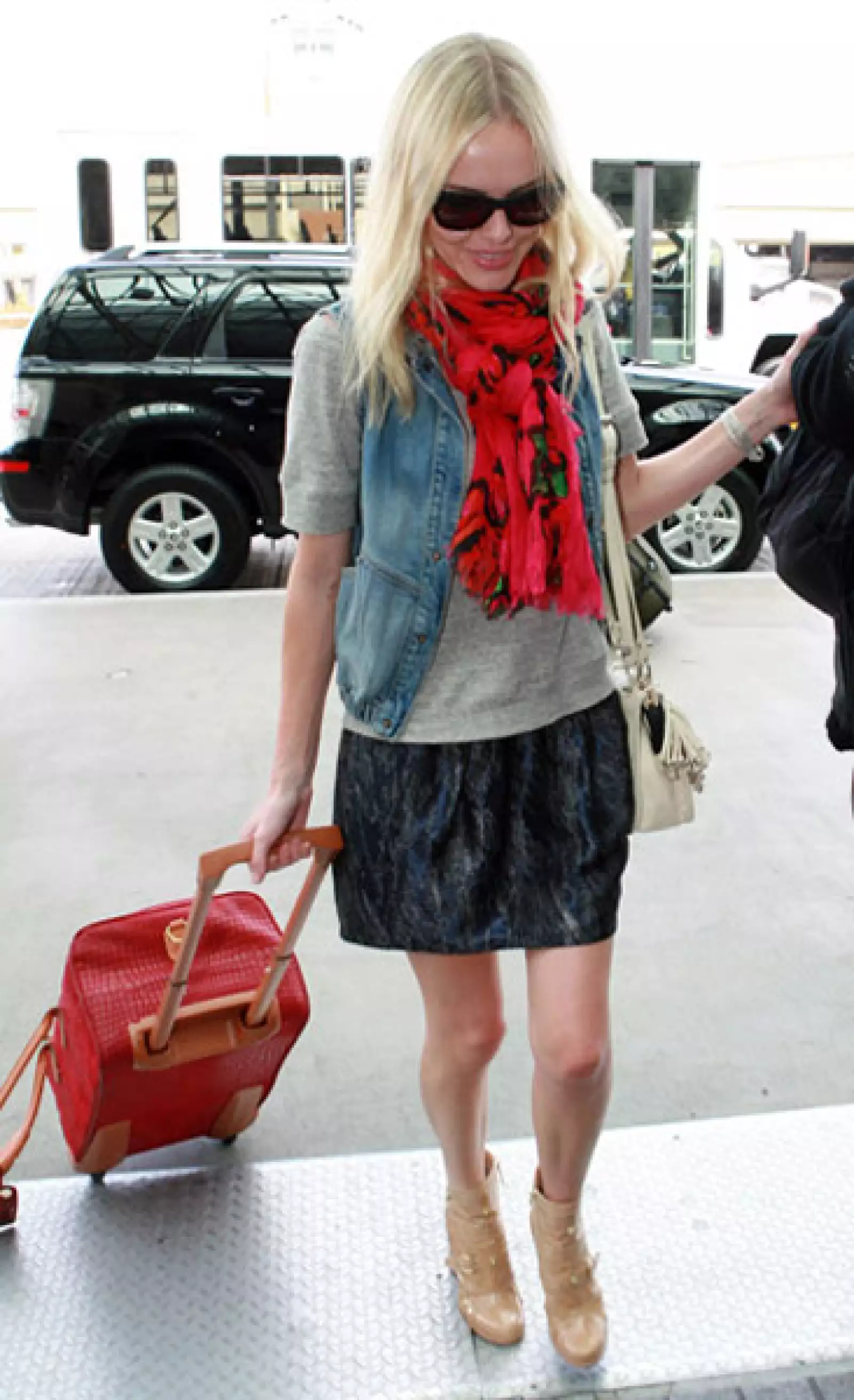 Para viajar cómoda Kate Bosworth integra la pieza en su atuendo.