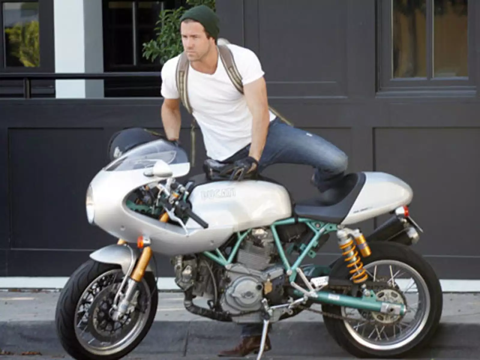 El protagonista de Linterna Verde, Ryan Reynolds ?quien por cierto también es ex de la sexy Scarlett Johansson-, no sale sin su moto, vive en Los Ángeles.