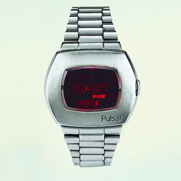 También hizo su actuación en el filme Live and Let Die (1973). El increíble (para la época) despliegue de diodos emisores de luz y el hecho de que mostraba la hora en forma digital fue más que suficiente para los seguidores.