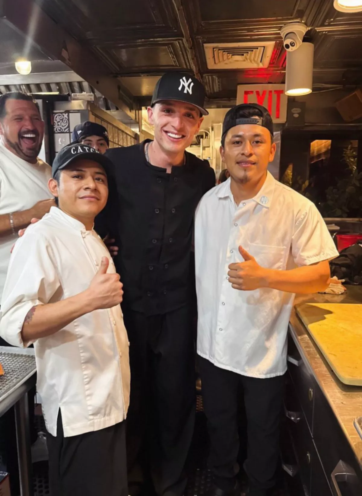 Peso Pluma visita Catch NYC, el restaurante en Nueva York donde trabajó como mesero