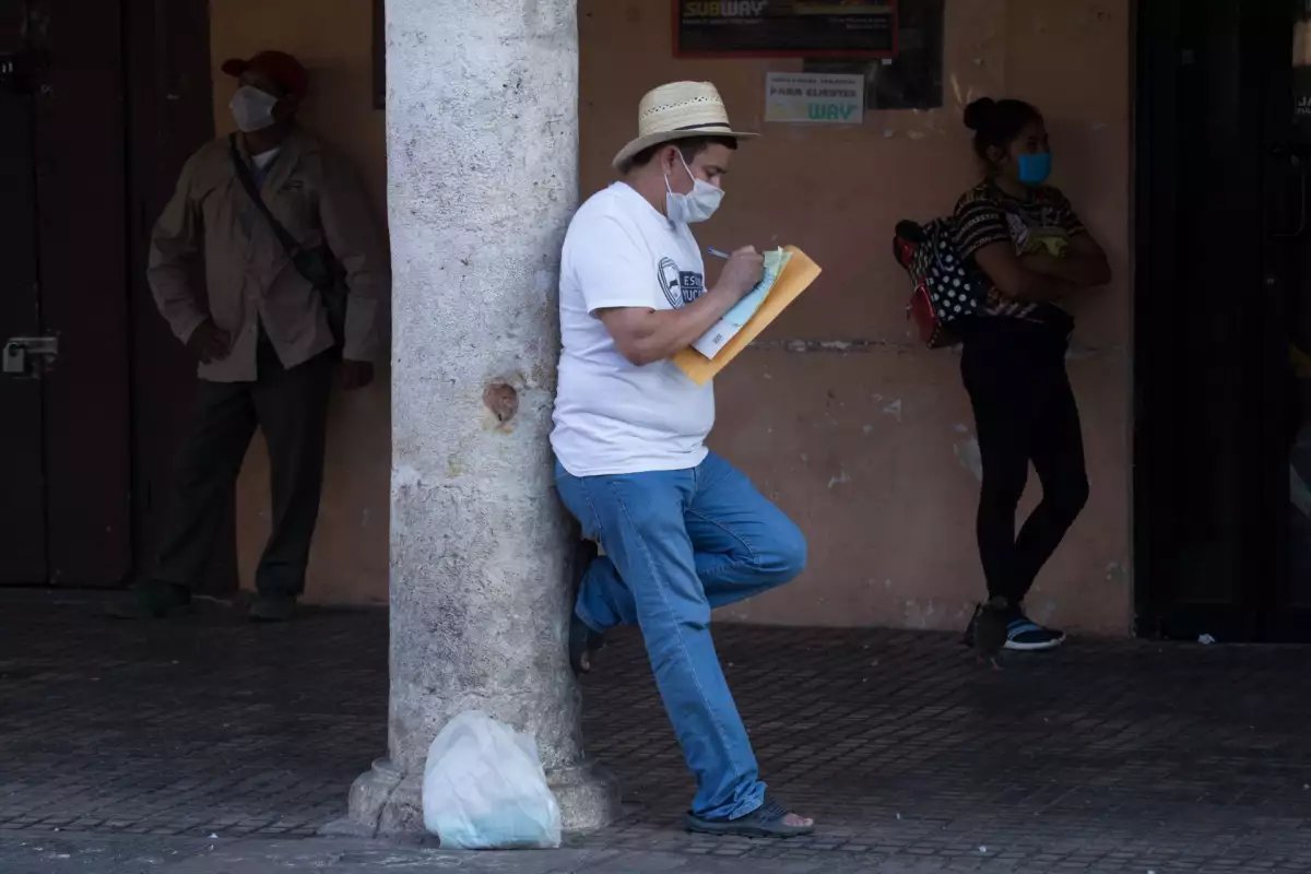 Cientos de personas se forman desde tempranas horas en oficinas de gobierno para tramitar el seguro de desempleo que le brindará un apoyo económico de $2,500 pesos