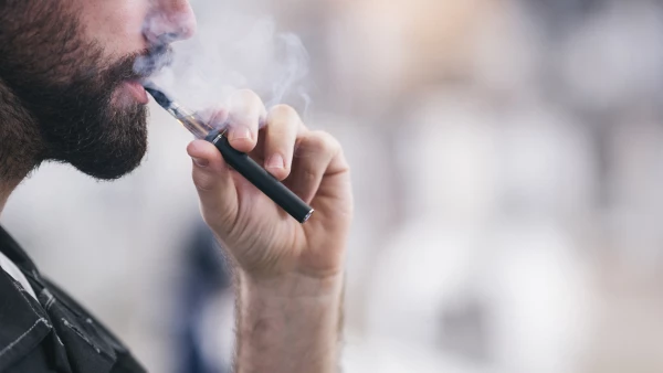 persona con vaper, que fue señalado como nocivo para la salud por la cofepris y la conadic