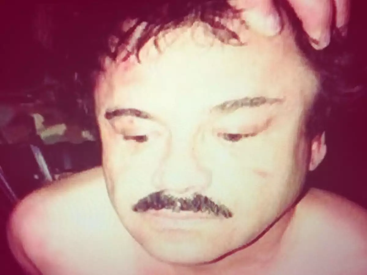 Esta es la imagen que circula en redes sociales en la que se aprecia a militares tomando al supuesto narcotraficante de la cabeza, y con algunas lesiones en el cuerpo.