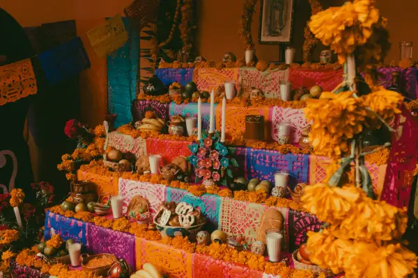 Ofrenda de Día de Ofrenda de Día de Muertos con papel picado, calaveritas y flor de cempasúchil. 