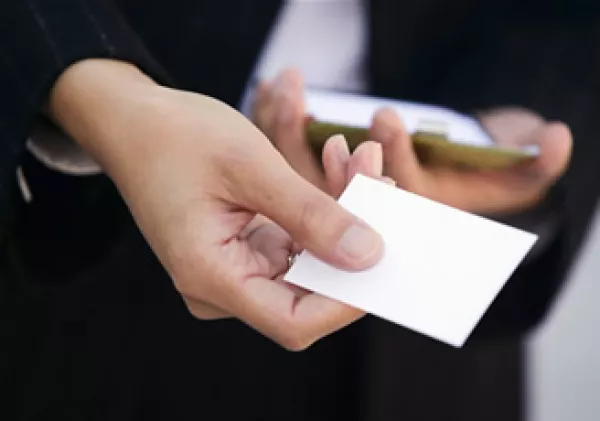 Las tarjetas de presentación proyectan la imagen profesional del portador. (Foto: Jupiter Images)