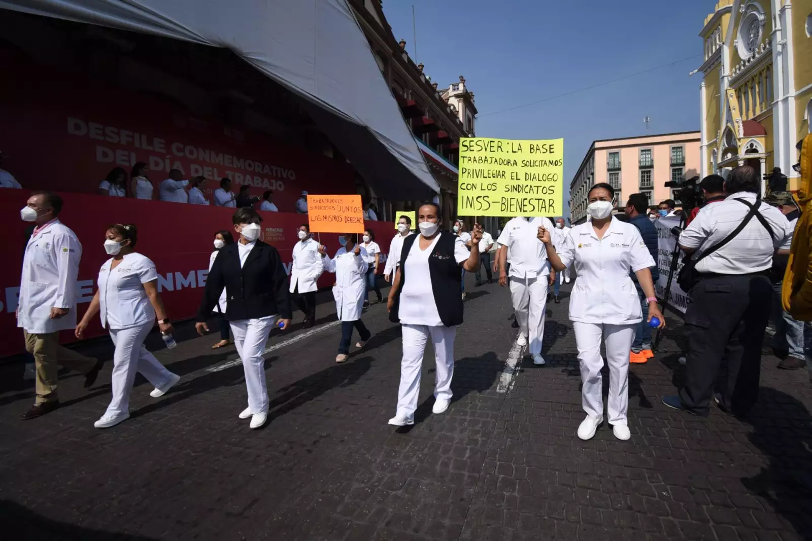 Protesta de trabajadores del sector Salud durante el desfile del Día del Trabajo en Xalapa, la cual fue encabezado por el gobernador Cuitláhuac García.