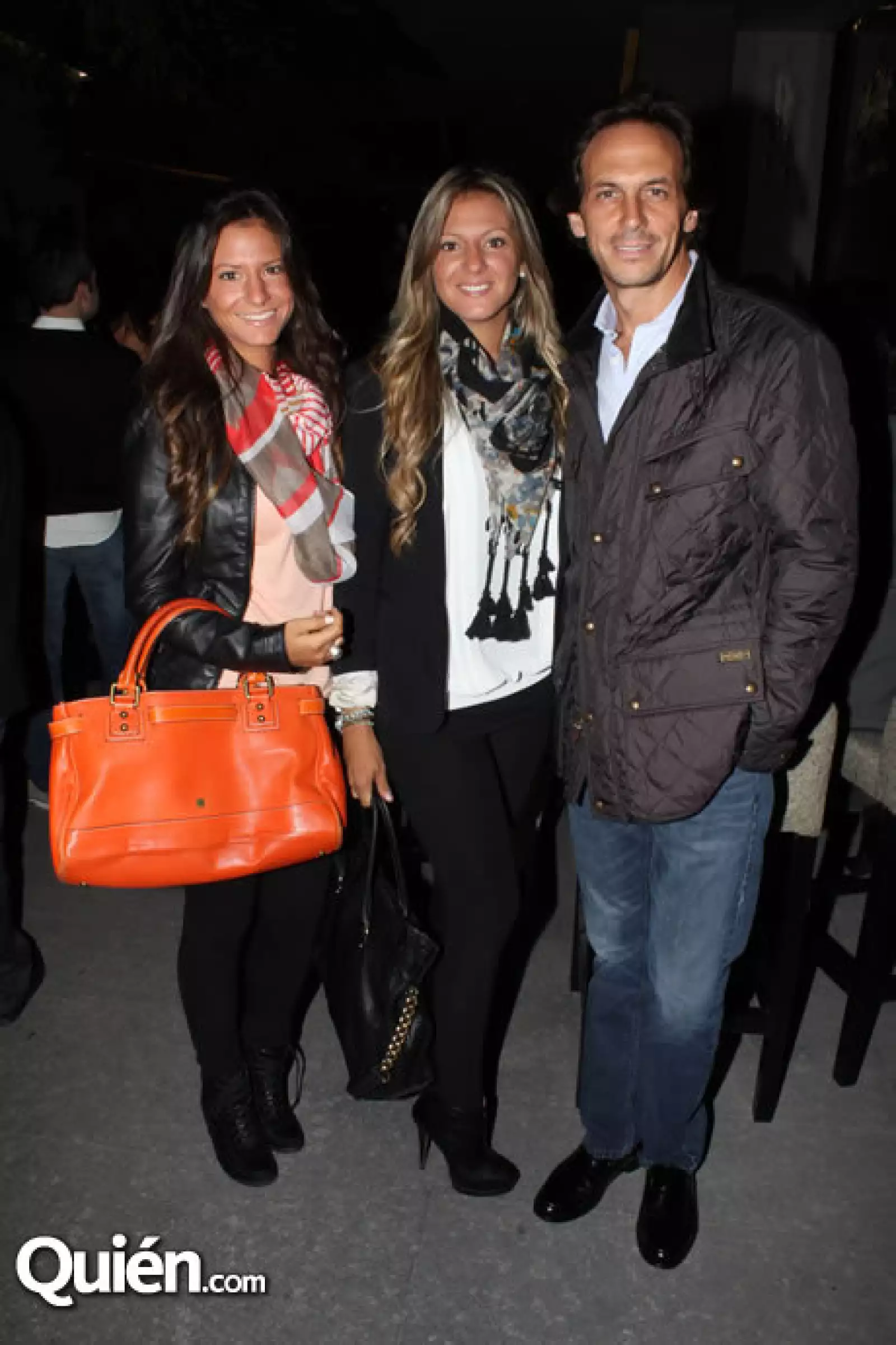 Daniela y Fernanda Guzmán con Enrique Morán