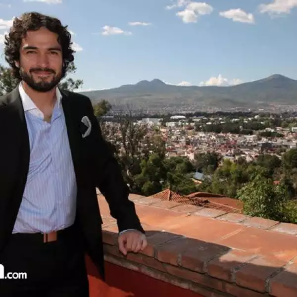 Poncho Herrera lució guapísimo con traje y camisa Ferragamo y corbata Pal Zilieri.