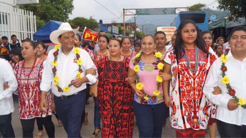 La diputada del PRD (blusa rosa) ha acompañado al candidato del PT, Benjamín Robles Montoya, a sus actos de campaña. (Foto: Twitter/ @KarinaUgocp)
