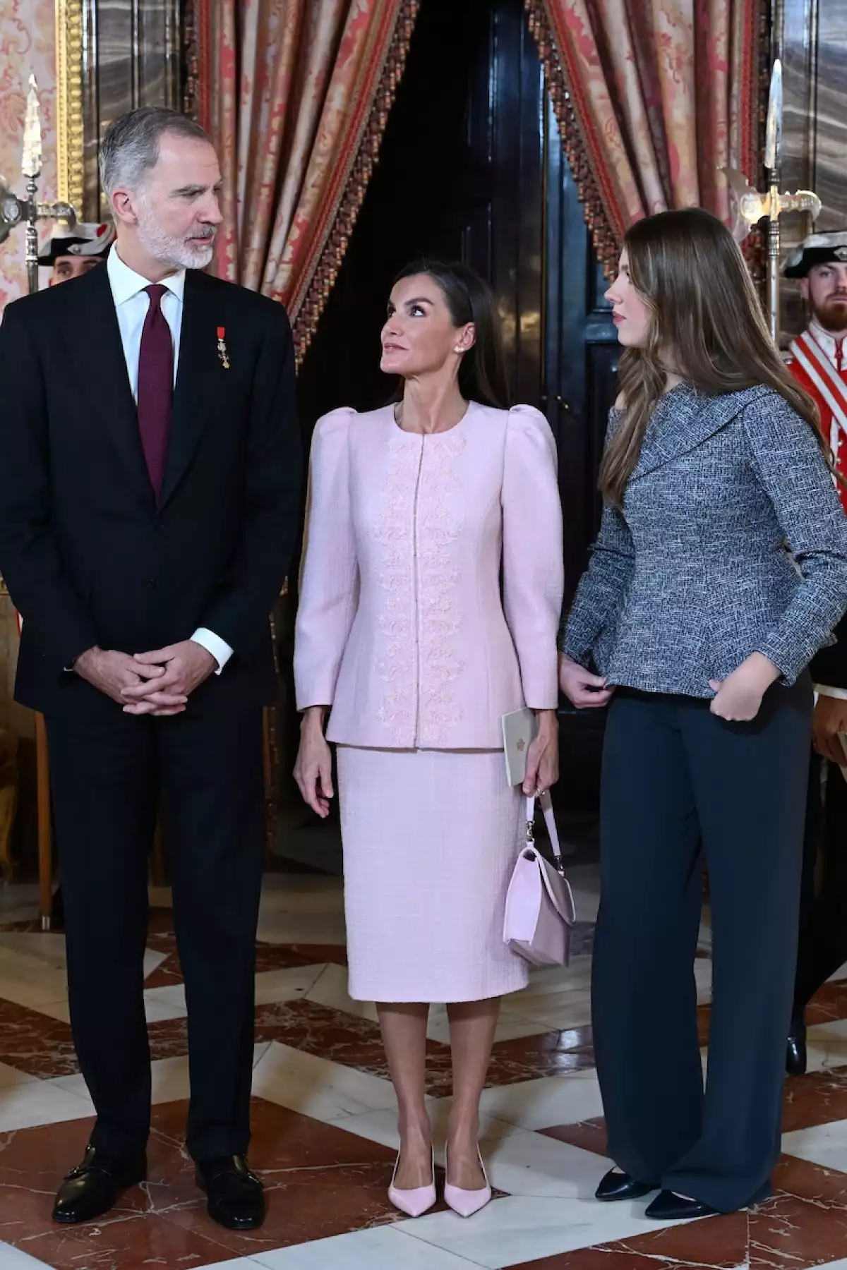 Felipe VI otorga la Orden del Taisón de Oro a la reina Sofía mientras Juan Carlos I celebra 50 años de su coronación alejado del ojo público