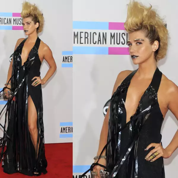 Entre el mohawk, las cejas doradas, los labios negros y los plásticos que cuelgan de su vestido la cantante parece bote de basura.