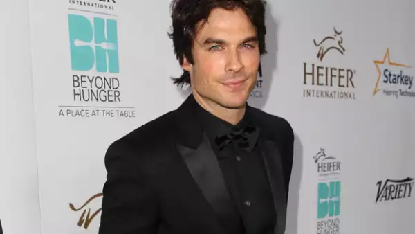 Continuando su luna de miel con Nikki Reed, el actor se encuentra en París, donde un grupo de fans intentó, sin éxito, conseguir una foto con la pareja.