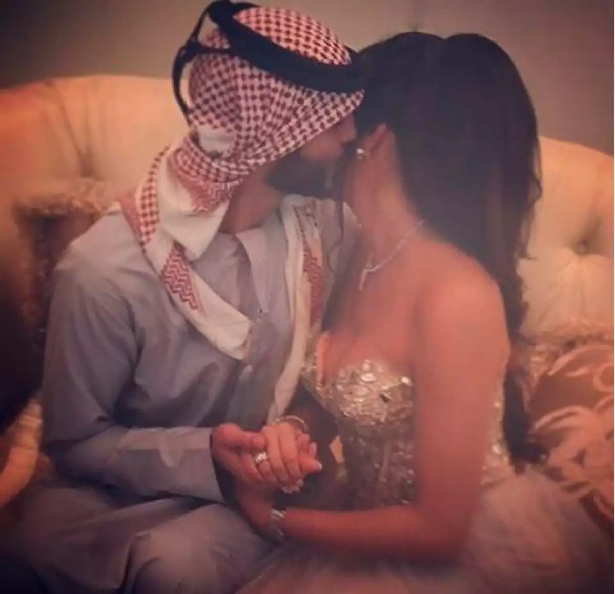 La pareja se mostró muy enamorada durante el enlace.