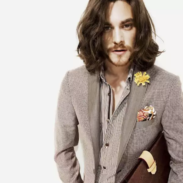 Otra opción de traje, con algunos detalles en la solapa, para un estilo más relajado.