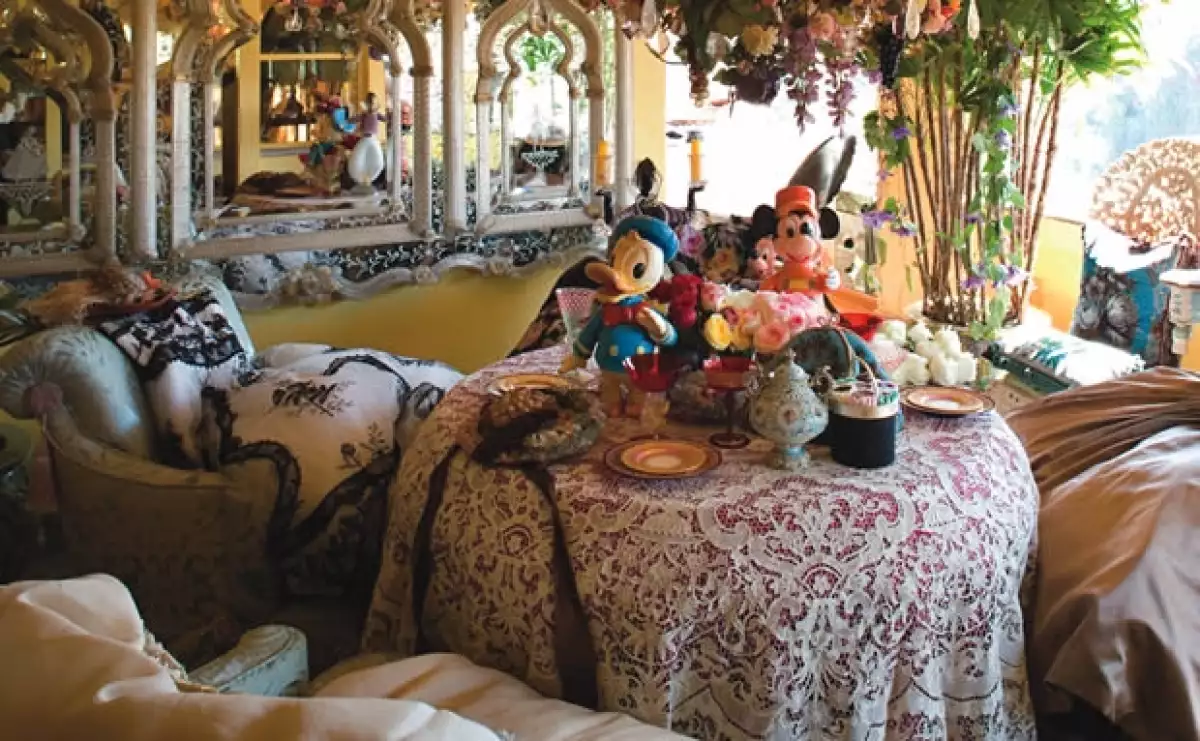 HORA DEL TÉ. Inspirada en Alicia en el país de las maravillas, la coleccionista `sentóÂ´ sus vestidos a la mesa, entre ellos un Oscar de la Renta.