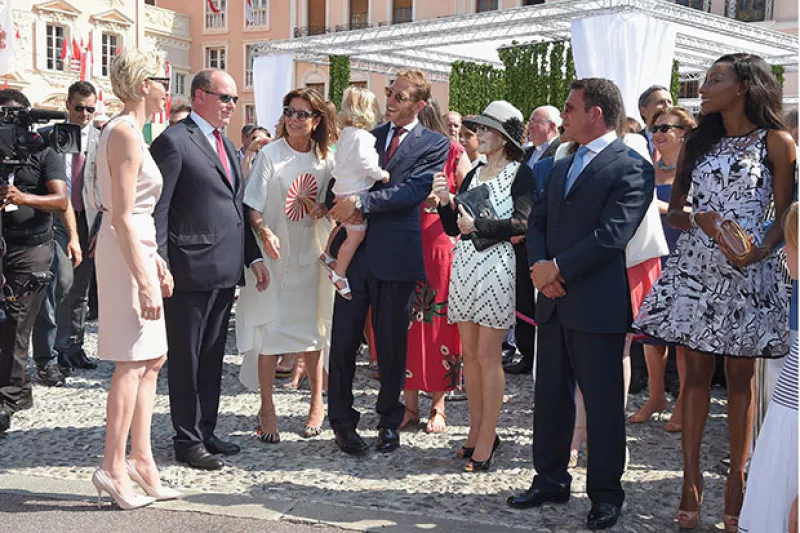 Sólo el príncipe Alberto podía festejar de una manera tan espectacular su década como soberano. Y es que el esposo de Charlene sorprendió con un concierto gratuito de Robbie Williams en el palacio.