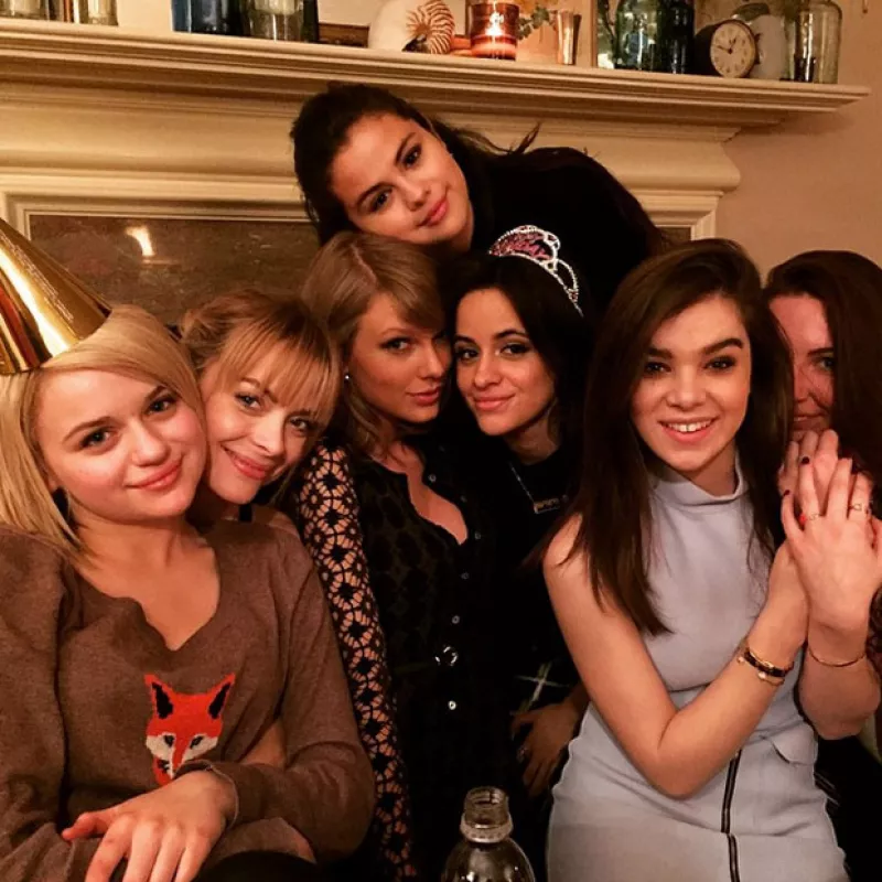 Acompañadas de otras famosas, las dos cantantes se reúnen para festejar a una de sus amigas en una divertida noche.