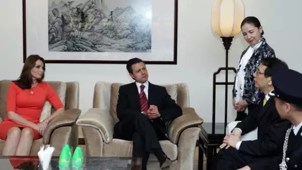 La primera dama de México arribó hoy junto al presidente Enrique Peña Nieto a la República Popular China con un estilo simple y minimalista.