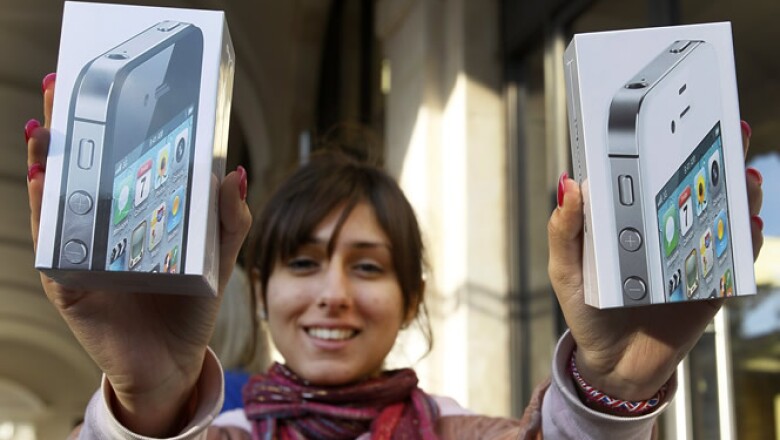 Amy Shoaw, la primera compradora en la tienda oficial de la firma de la manzana en Londres, adquirió los dos modelos.