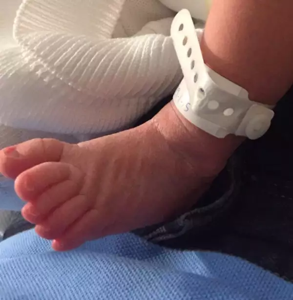 Desde que nació, Sasha el singular parecido que su padre le heredó: los pies de futbolista.