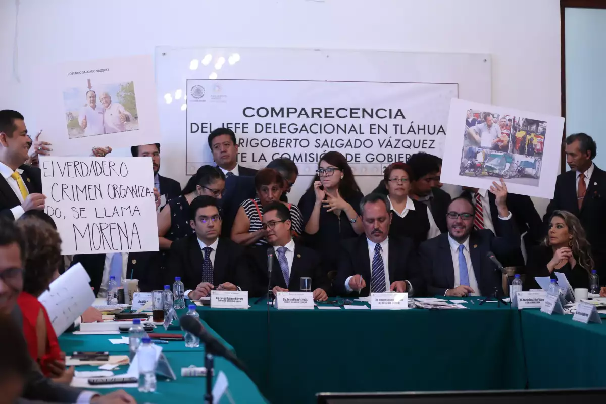 ¿Con un pie afuera?