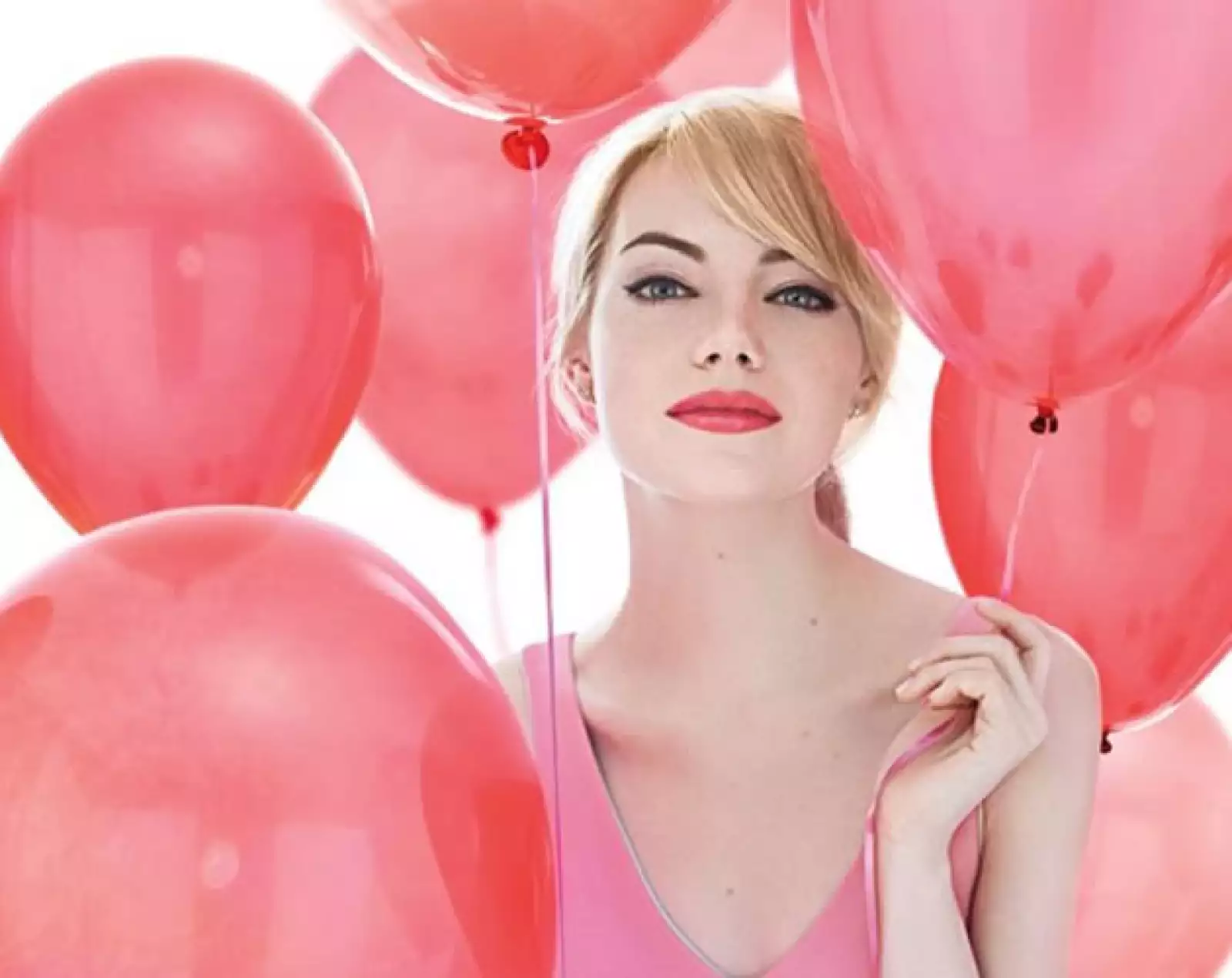 3. Emma Stone para REVLON