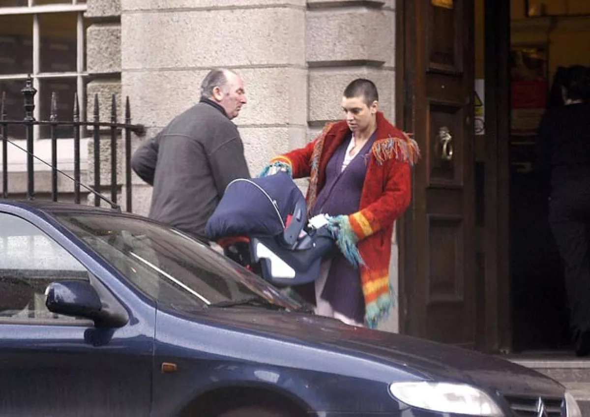 La principal preocupación de Sinéad, según su post, son sus hijos Shane, de 12 años, y su hijo Yeshua, de 9 años. Aquí una foto de cuando ella iba saliendo del hospital después de dar a luz a Shane.