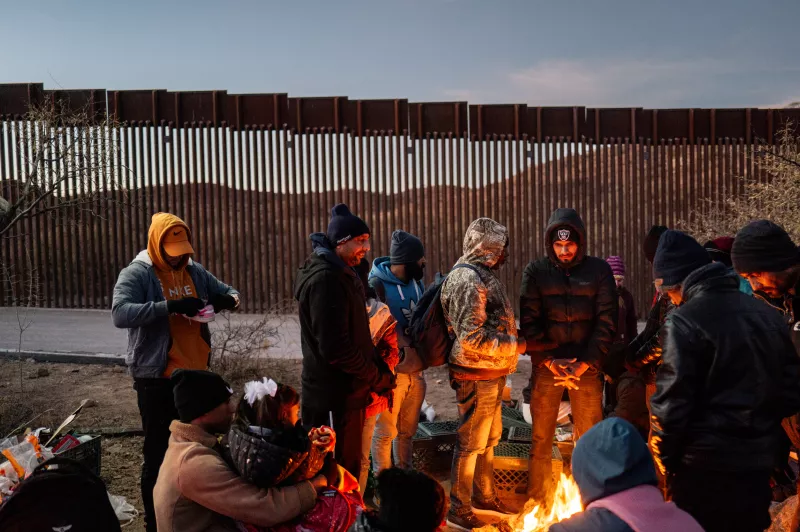 Migrantes solicitantes de asilo procedentes de México, India y Ecuador se calientan junto a una hoguera mientras esperan a ser detenidos por agentes de la Patrulla de Aduanas y Fronteras de Estados Unidos tras cruzar una sección del muro fronterizo hacia Estados Unidos el 05 de enero de 2025 en Ruby, Arizona. Los cruces ilegales de la frontera sur de Texas se han desplomado a su nivel más bajo en cuatro años, según datos recientes proporcionados por el Servicio de Aduanas y Protección de Fronteras de Estados Unidos. Los expertos en inmigración han atribuido parte de este descenso a una resolución de la administración Biden que animaba a los inmigrantes que viajaban a concertar citas a través de una aplicación antes de entregarse en los puertos de entrada. La resolución también establecía que los inmigrantes que intentaran cruzar ilegalmente no podían solicitar asilo. El presidente electo Donald Trump sigue hablando sobre sus planes de políticas fronterizas y migratorias de línea dura en la frontera entre Estados Unidos y México a su regreso al cargo el 20 de enero.