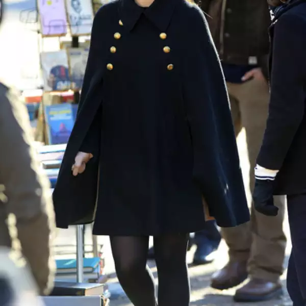 Si lo que te gusta es tener un aire formal esta pieza de inspiración militar tipo capa esta más en boga que nunca.