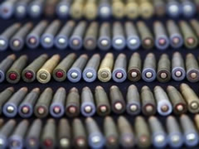 Un amplio arsenal fue decomisado a los delincuentes luego del enfrentamiento en Durango. (Foto: AP)